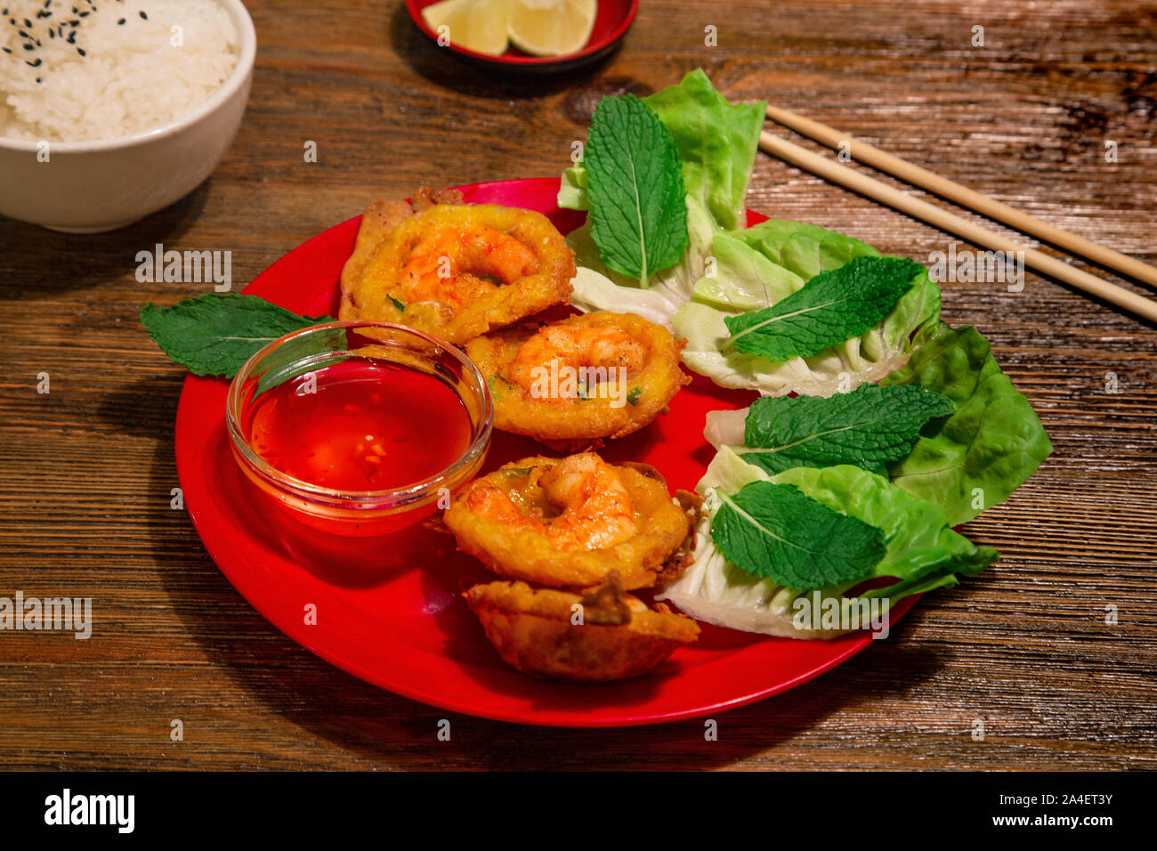 Knusprige Reis Pfannkuchen mit Garnelen, vietnamesische Minze oder Banh khot, Khot Kuchen Stockfoto