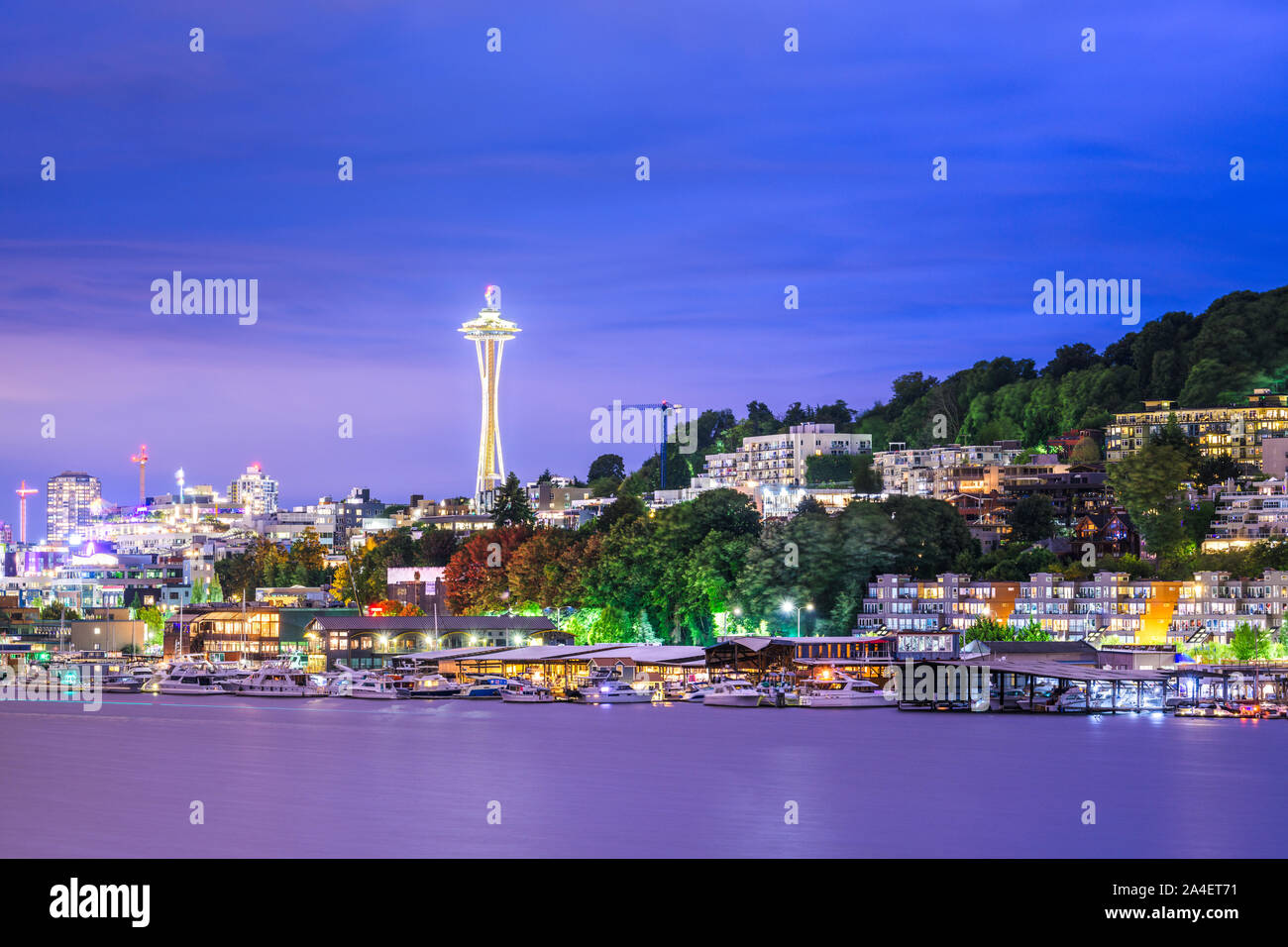 Seattle, Washington, USA Skyline auf den Union See in der Abenddämmerung. Stockfoto