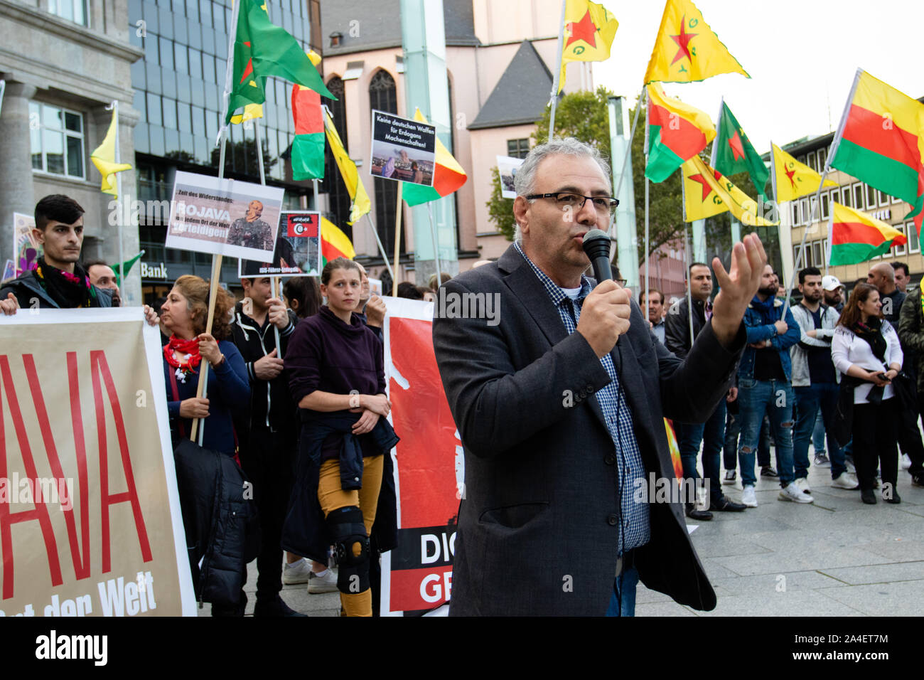 Ein Protest spricht während der Demonstration. Demonstranten protestieren gegen die militärischen Operationen der Türkei gegen Syrien und Erdogans Politik. Stockfoto