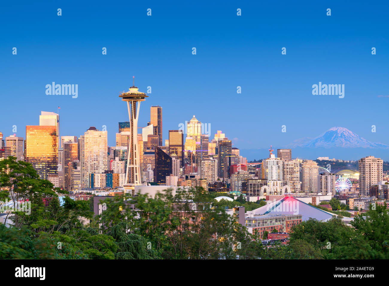 Seattle, Washington, USA Downtown Skyline bei Nacht mit Mt. Rainier. Stockfoto