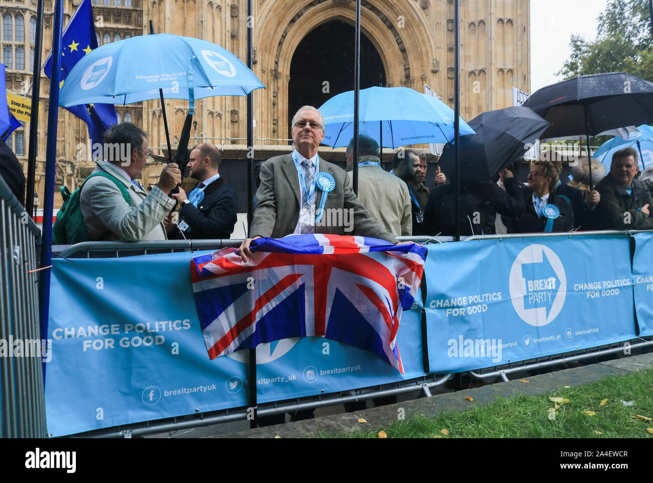 London, UK, 14. Oktober 2019. Brexit Partei Unterstützer mit Banner und Schilder außerhalb des Parlaments demonstrieren im Anschluss an die Ausführungen des von Ihrer Majestät Königin Elizabeth II. das Gesetzgebungsprogramm der Regierung vorgestellt. Credit: Amer ghazzal/Alamy leben Nachrichten Stockfoto