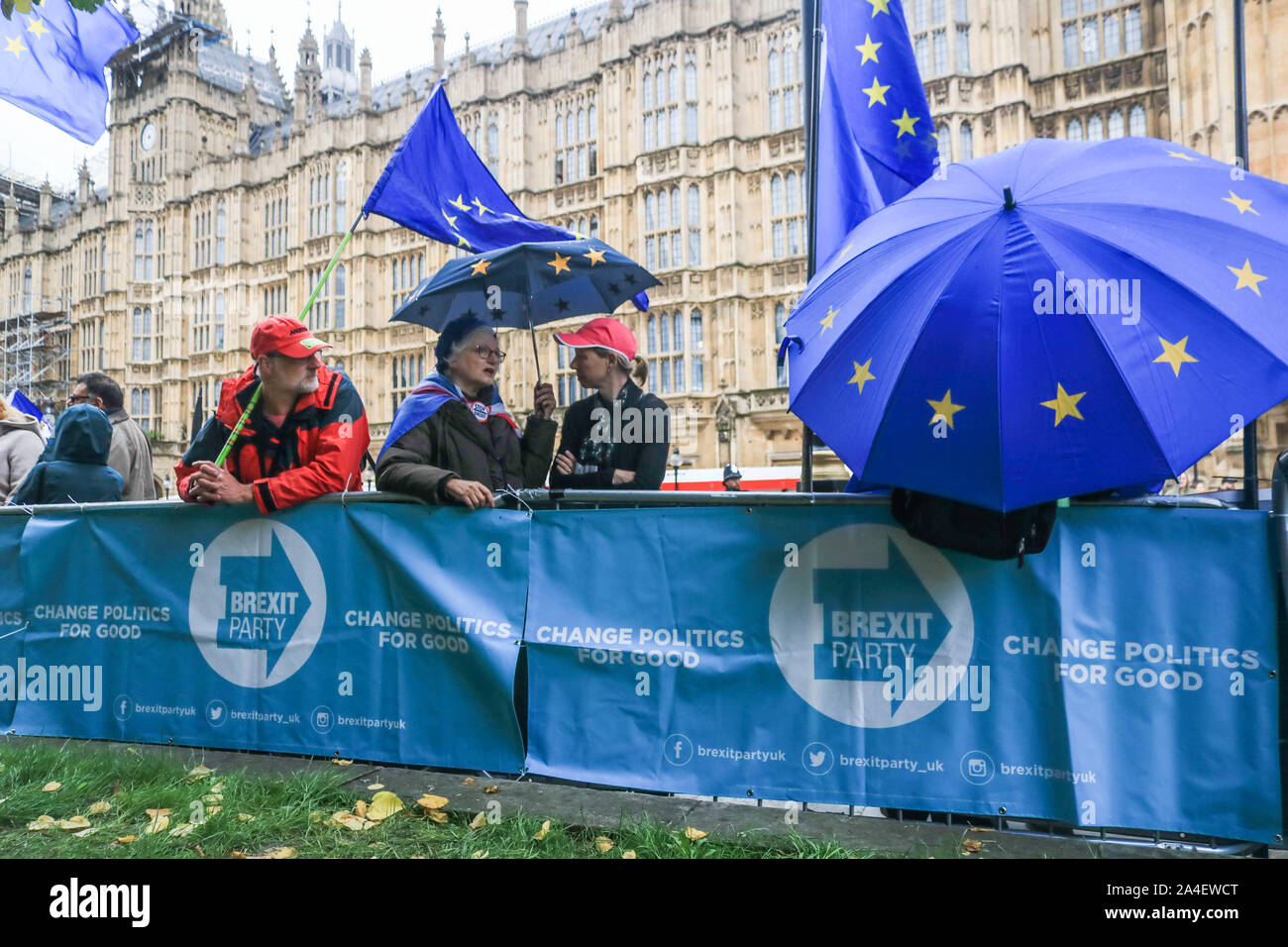 London, UK, 14. Oktober 2019. Brexit Partei und Pro bleiben Unterstützer mit Banner und Schilder außerhalb des Parlaments demonstrieren im Anschluss an die Ausführungen des von Ihrer Majestät Königin Elizabeth II. das Gesetzgebungsprogramm der Regierung vorgestellt. Credit: Amer ghazzal/Alamy leben Nachrichten Stockfoto