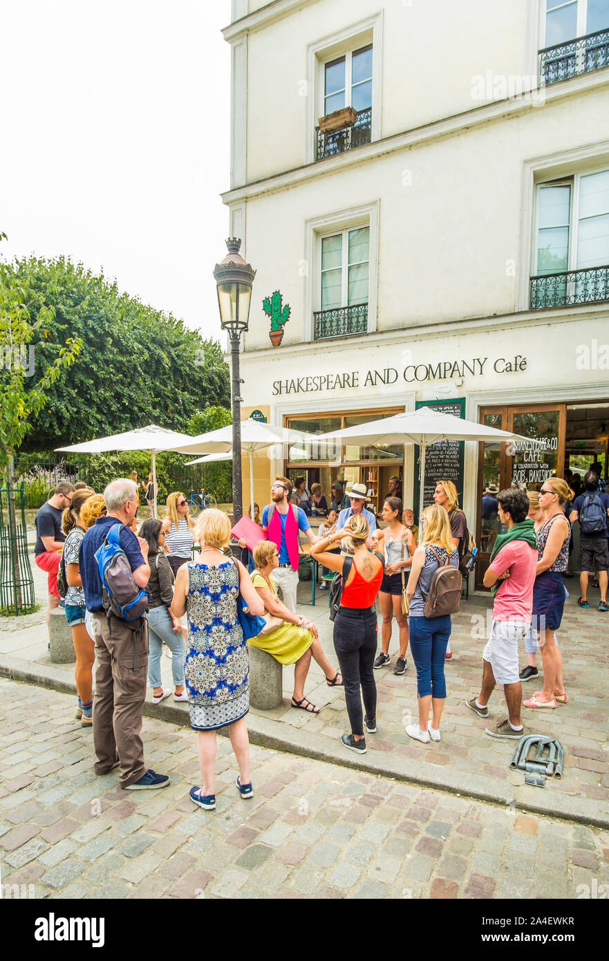 Die Teilnehmer einer Führung vor 'Shakespeare und Unternehmen "Buchhandlung, Cafe Stockfoto