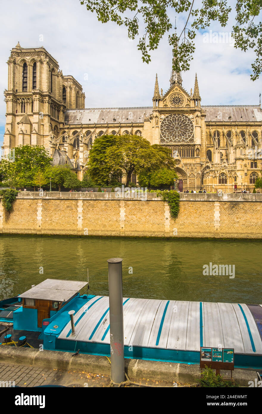 Barge auf seine mit Notre Dame Kathedrale im Hintergrund Stockfoto
