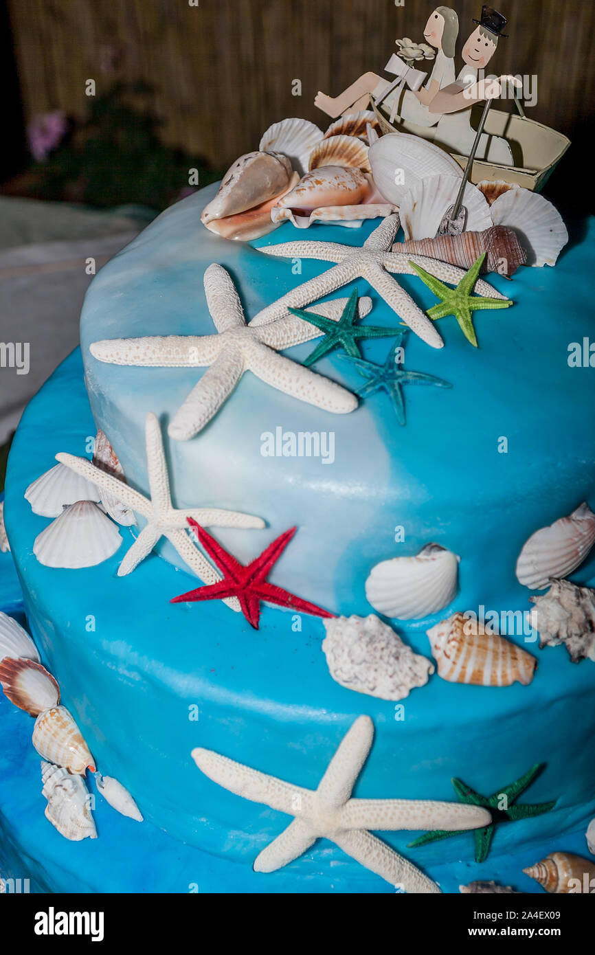 Blau Hochzeitstorte mit roten Seesterne und Shell eingerichtet, Marine Thema. Stockfoto
