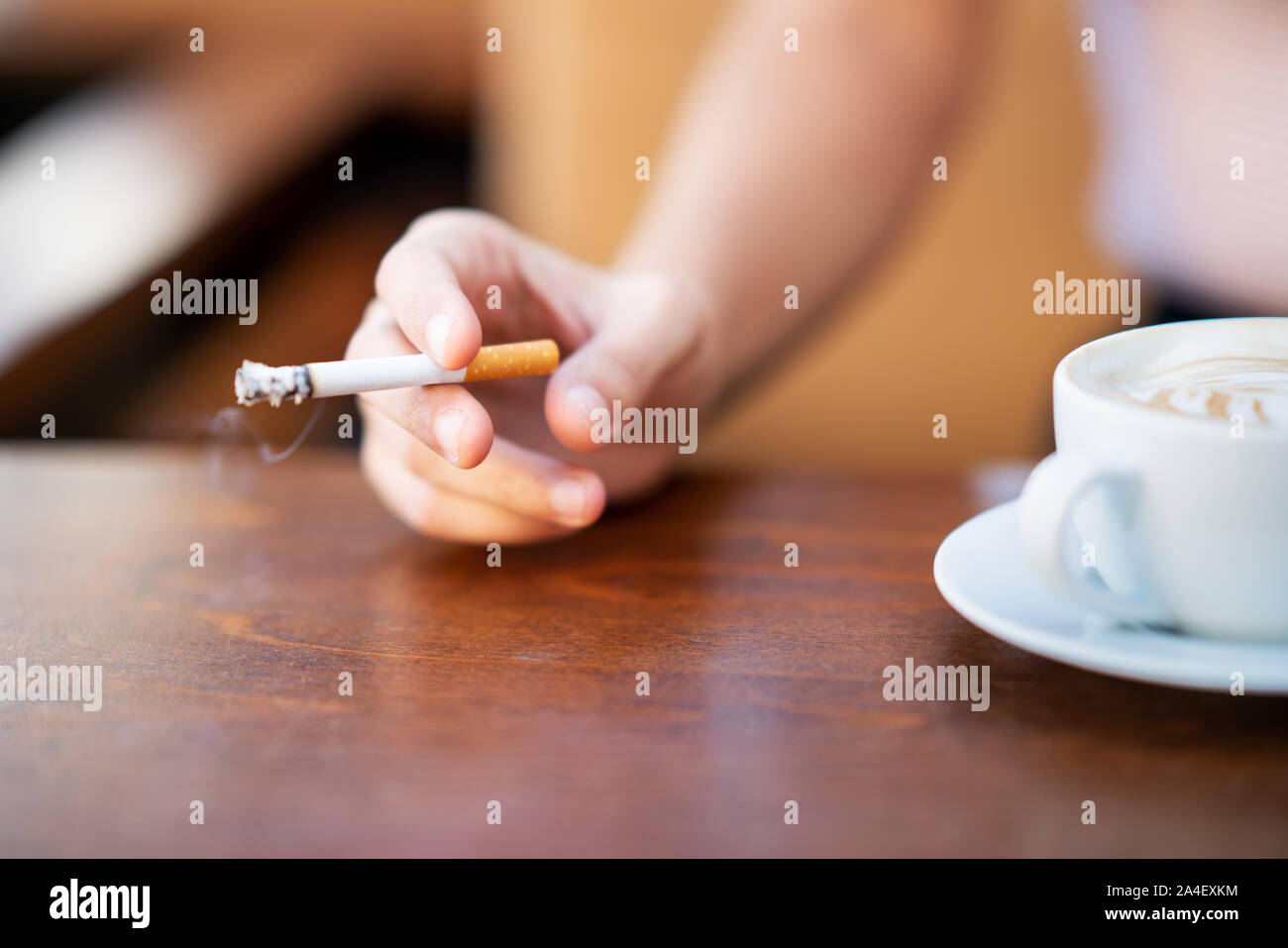 Junge Frau rauchen und die Tasse Kaffee in einem Cafe. Stockfoto