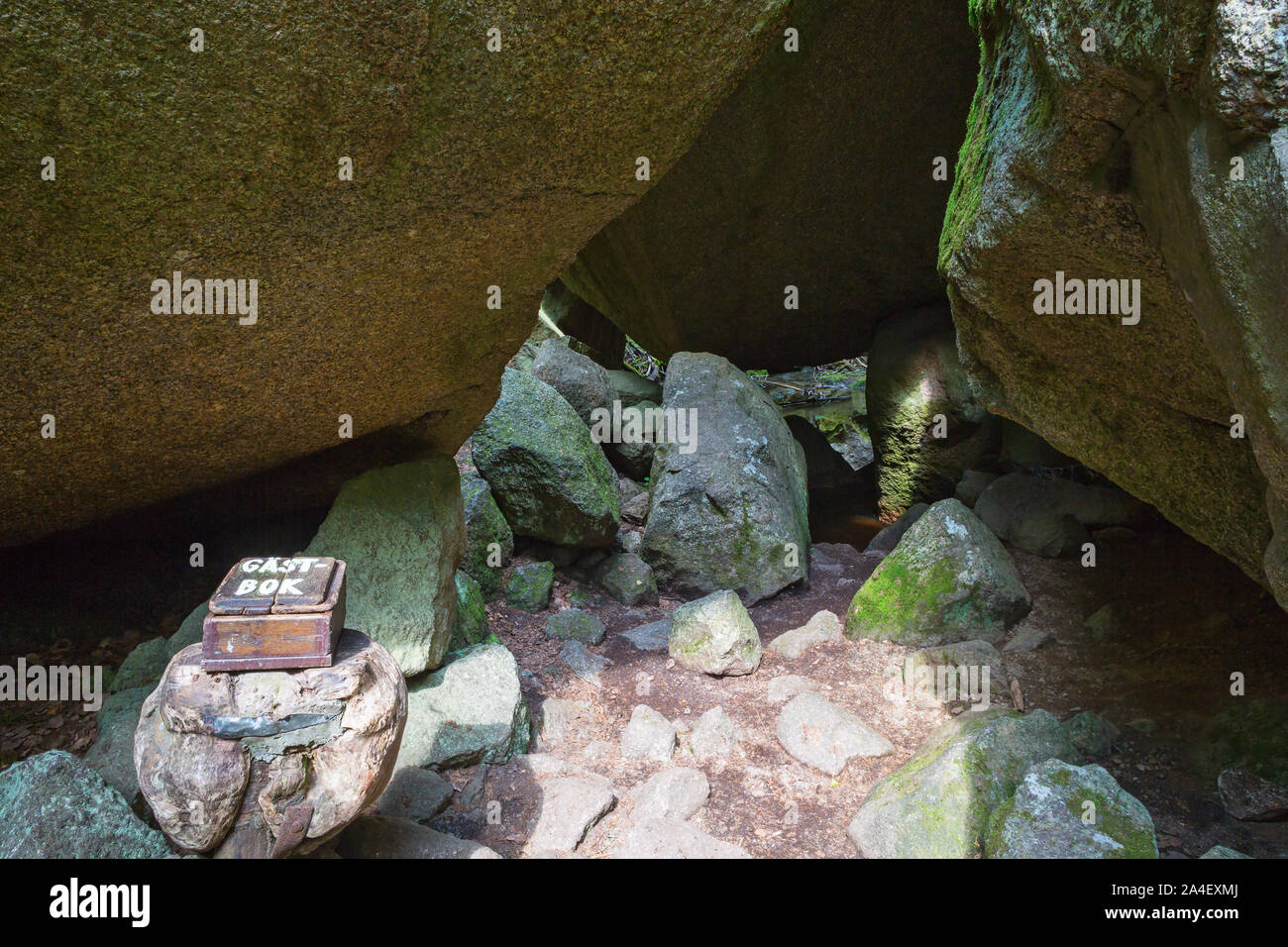 Iking Trail durch die Höhlen der Felsen mit einem Gästebuch, um sich anzumelden. Stockfoto
