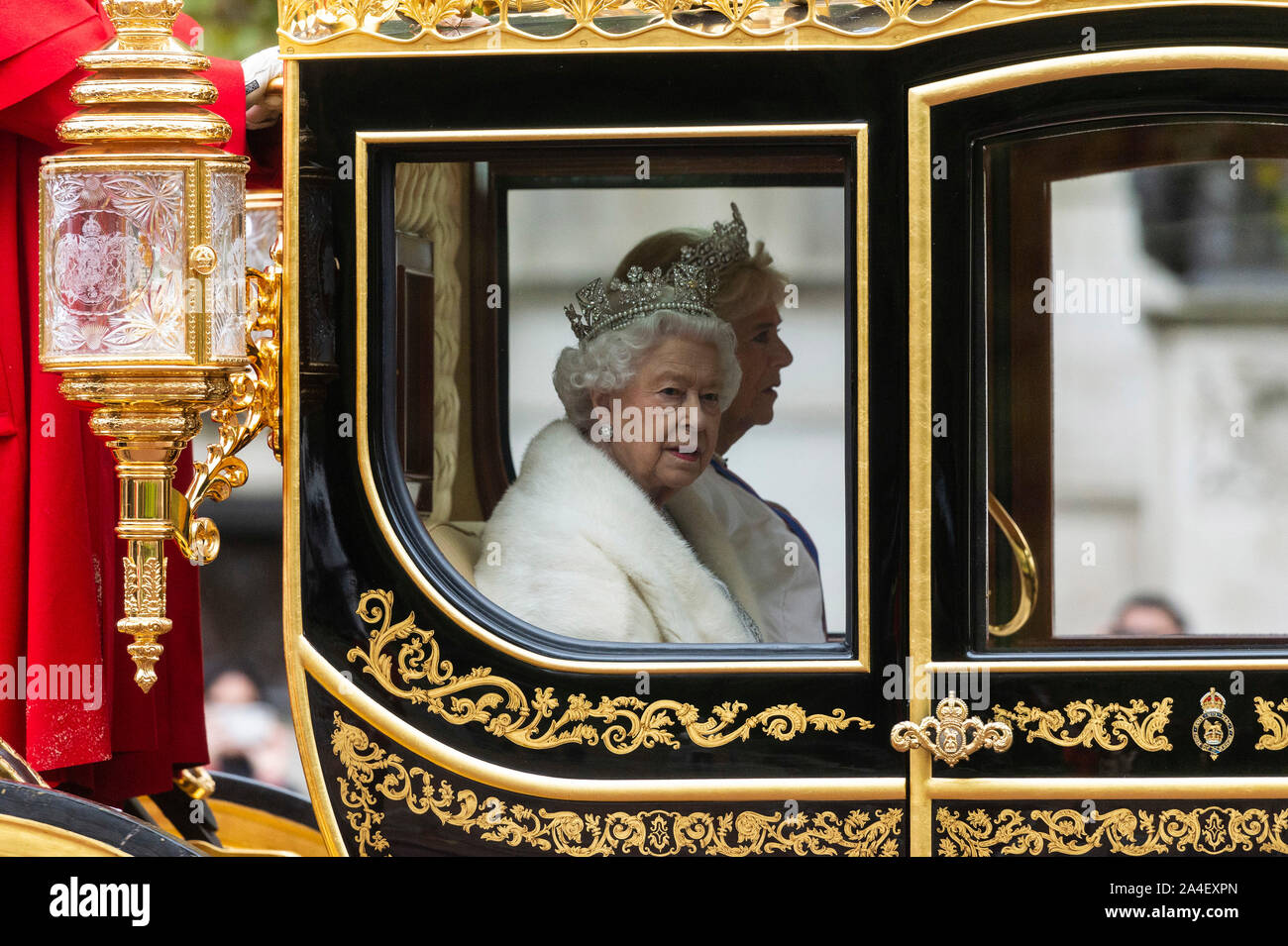 London, Großbritannien. 14 Okt, 2019. Die britische Königin Elizabeth II. fährt mit der Kutsche entlang der Mall vor der Zeremonie im Palast von Westminster in London, Großbritannien, Oktober 14, 2019. Die britische Königin Elizabeth II. eröffnete eine neue Sitzung des Britischen Parlaments Montag in einer Zeremonie mit Pomp und verpackt. Credit: Ray Tang/Xinhua/Alamy leben Nachrichten Stockfoto