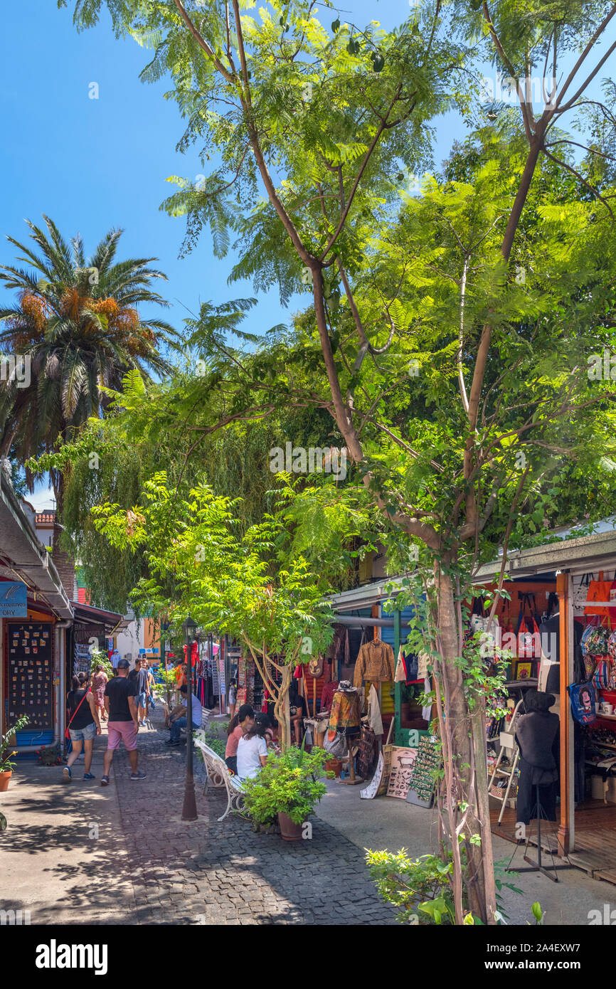 Stände und shopson eine Gasse aus Magallanes, El Caminito, La Boca, Buenos Aires, Argentinien Stockfoto