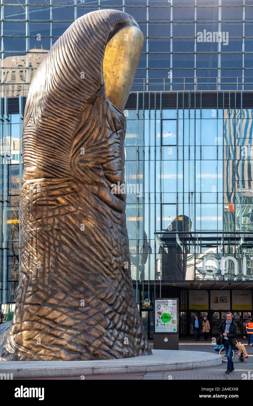Der Daumen, Skulptur von CESAR BALDACCINI, 12 Meter hohe VERVIELFÄLTIGUNG DES WERKES IM JAHR 1965 GESCHAFFEN, DIE DIE VORDERSEITE DES CNIT PARIS - LA DÉFENSE, Puteaux, Frankreich Stockfoto