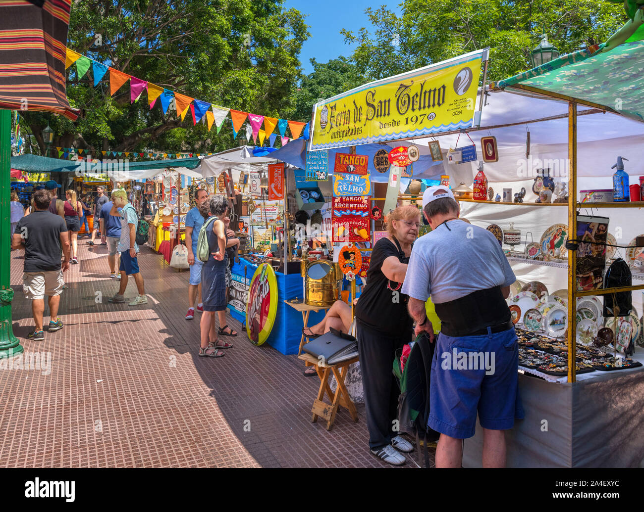 Die Feria de San Telmo, einem Sonntag Markt in der Plaza Dorrego, San Telmo, Buenos Aires, Argentinien Stockfoto