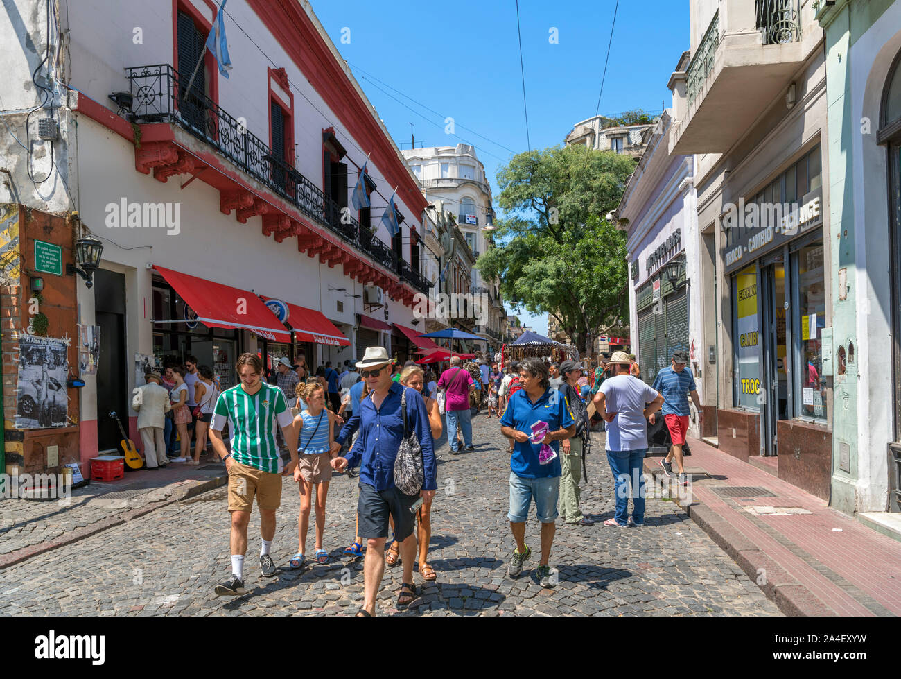 Defensa, einer kopfsteingepflasterten Straße im Stadtteil San Telmo, Buenos Aires, Argentinien Stockfoto