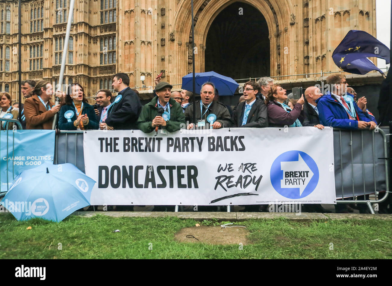 London, UK, 14. Oktober 2019. Brexit Partei Unterstützer mit Banner und Schilder außerhalb des Parlaments demonstrieren im Anschluss an die Ausführungen des von Ihrer Majestät Königin Elizabeth II. das Gesetzgebungsprogramm der Regierung vorgestellt. Credit: Amer ghazzal/Alamy leben Nachrichten Stockfoto