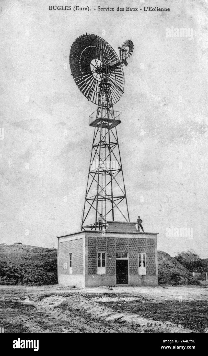 Das WASSER UNTERNEHMEN WIND TURBINE IN DER STADT RUGLES, Normandie, Frankreich Stockfoto