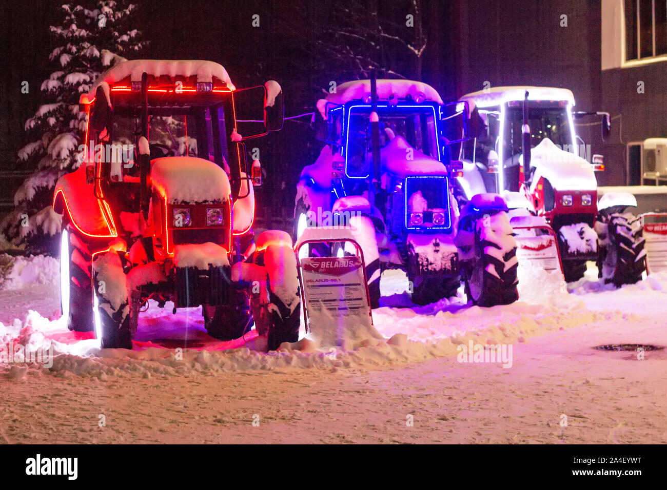 https://c8.alamy.com/compde/2a4eywt/mit-dem-neuen-jahr-lichter-von-einem-traktor-auf-einer-strasse-im-winter-technik-beleuchtung-feierlichen-vasalemma-belarus-030119-eingerichtet-2a4eywt.jpg