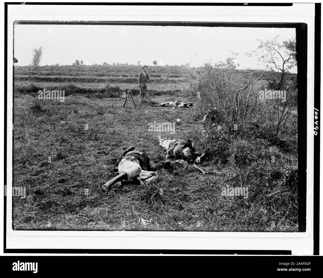 Drei Tote Rebellen auf dem Schlachtfeld liegen, während die philippinische Aufstand Stockfoto