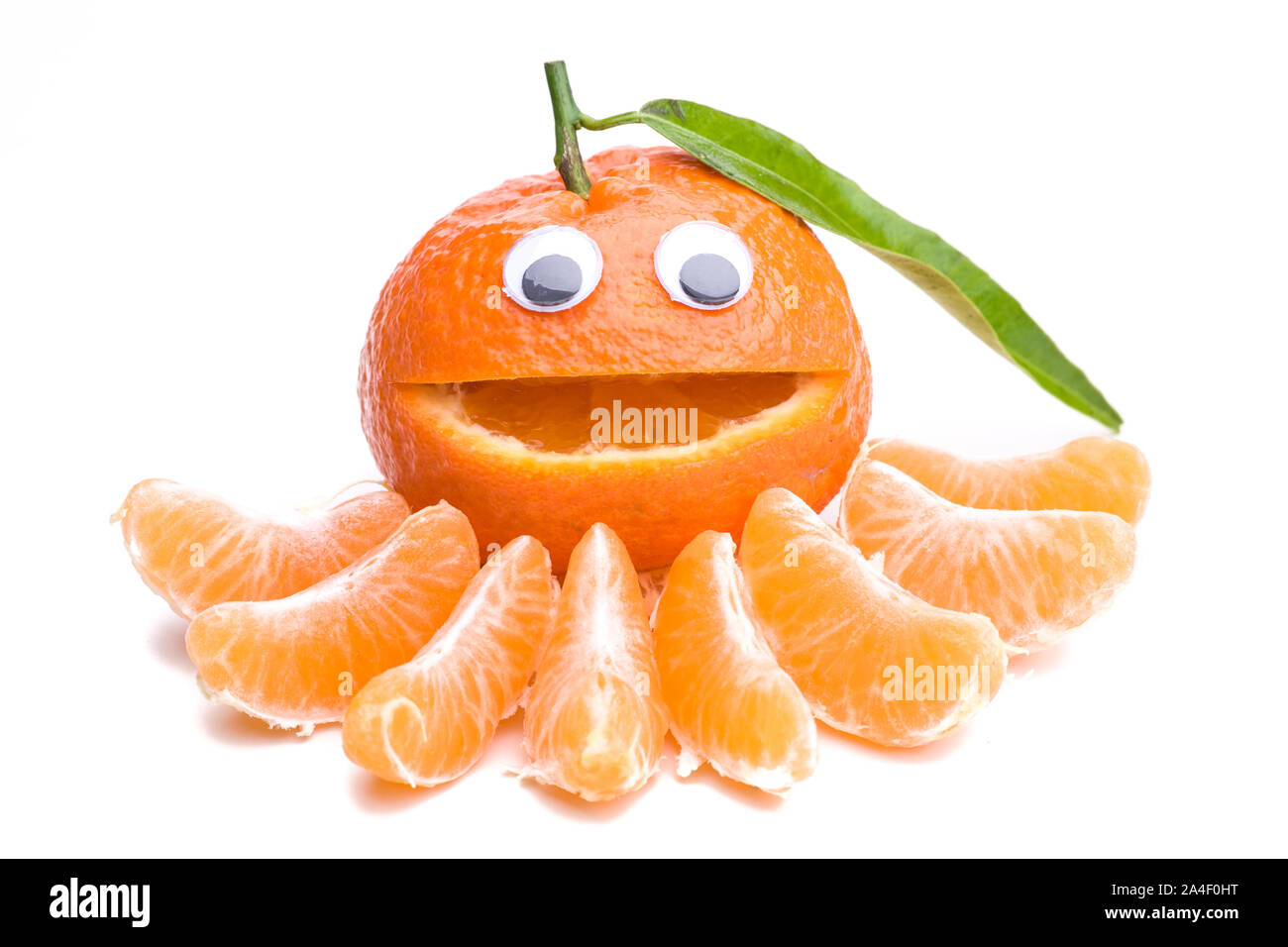 Lachend Mandarin mit Scheiben davor Stockfoto