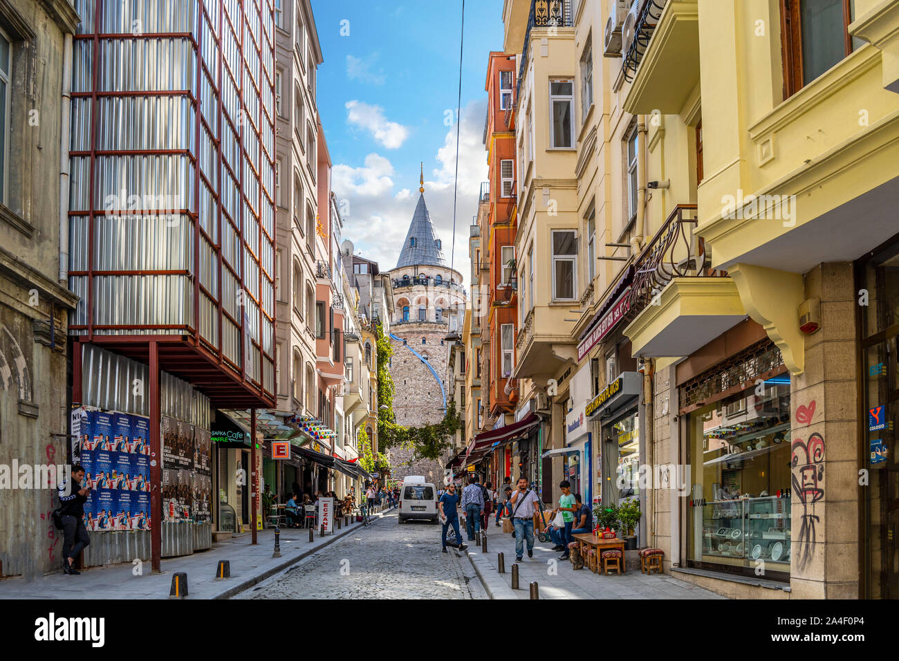 Das historische Galata Turm erhebt sich in der Ferne hinter einer typischen türkischen Straße mit Märkten und Geschäften in Istanbul, Türkei Stockfoto