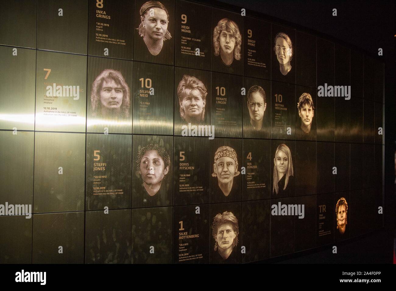 Galerie in der Hall of Fame mit den Portraits der ersten aufgezeichneten Spieler, Funktion, Allgemein, Rand Motiv, Einbeziehung der Frauen Gründung Rolle in der Hall of Fame des deutschen Fußballs am 12.10.2019 in Dortmund/Deutschland. | Verwendung weltweit Stockfoto