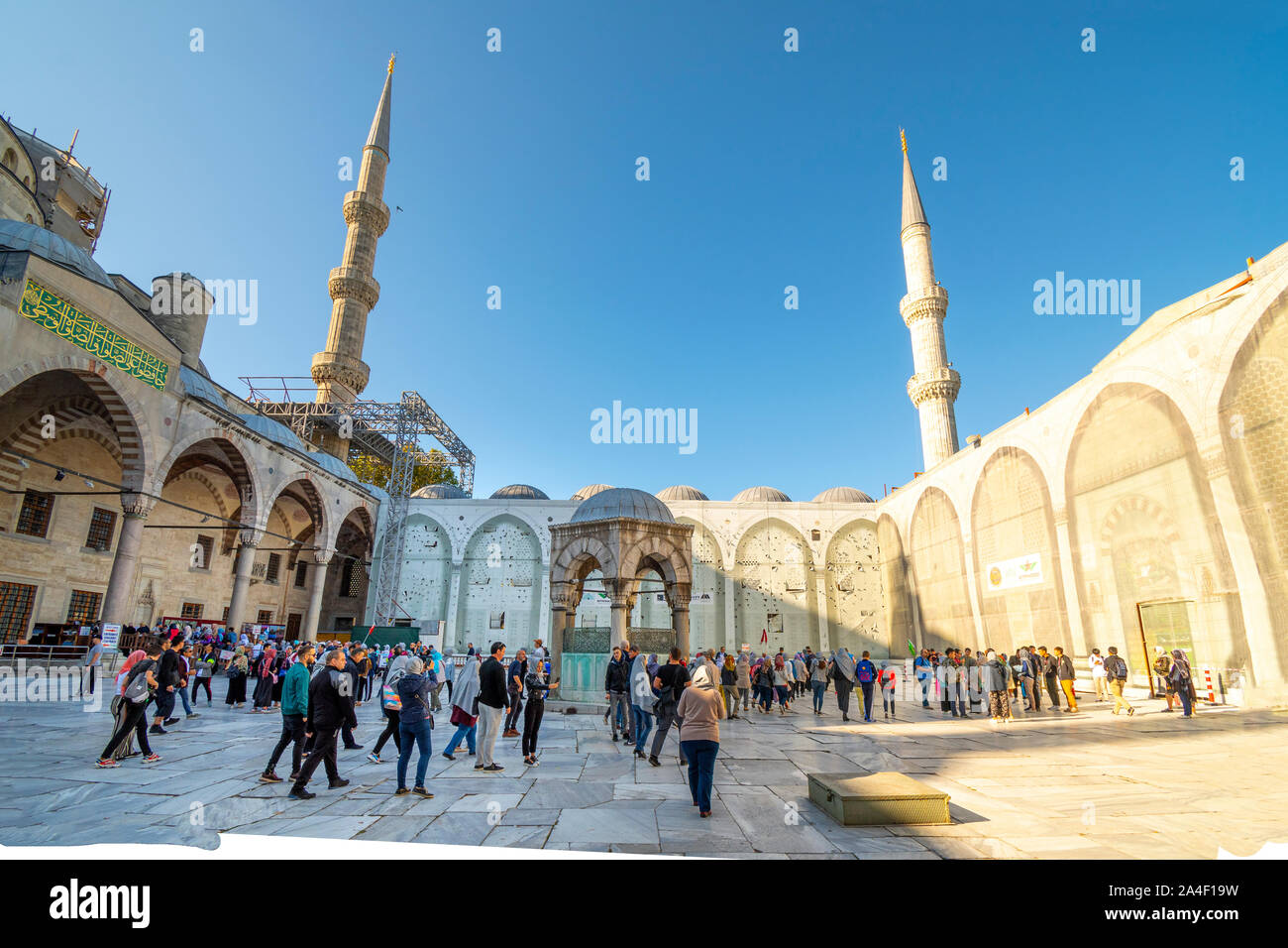 Touristen, muslimischen Gläubigen und Besucher besuchen Sie den Innenraum Platz innerhalb der Blauen Moschee im Stadtteil Sultanahmet in Istanbul, Türkei. Stockfoto