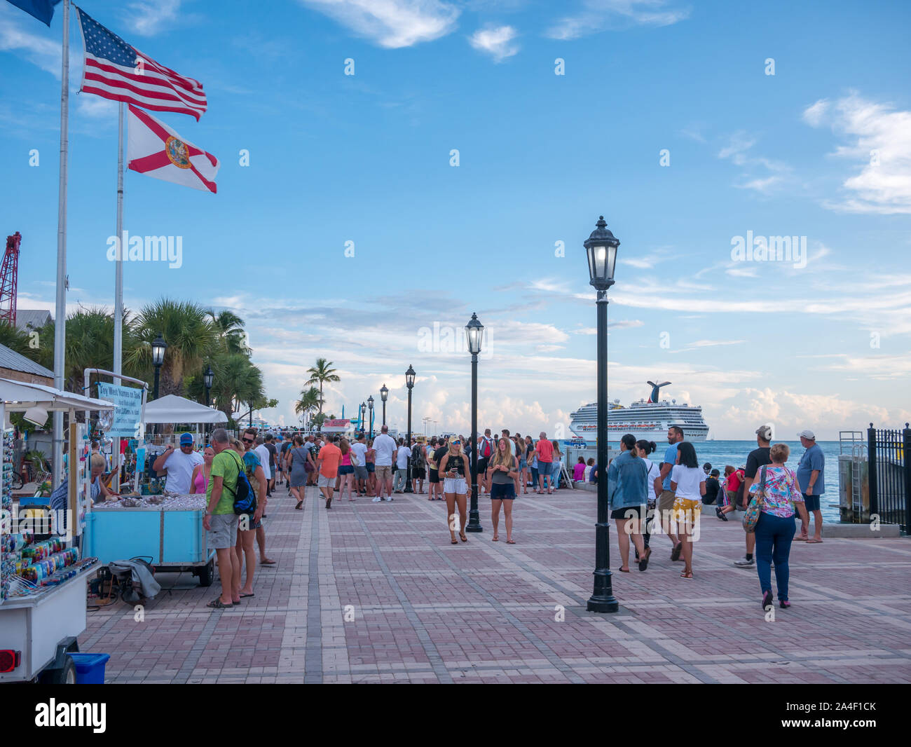 Key West, Florida - August 2019: Menschen erwartet Sonnenuntergang am Mallory Square in Key West, USA. Dieser Ort ist die populärste Sunset Point in Key West. Stockfoto