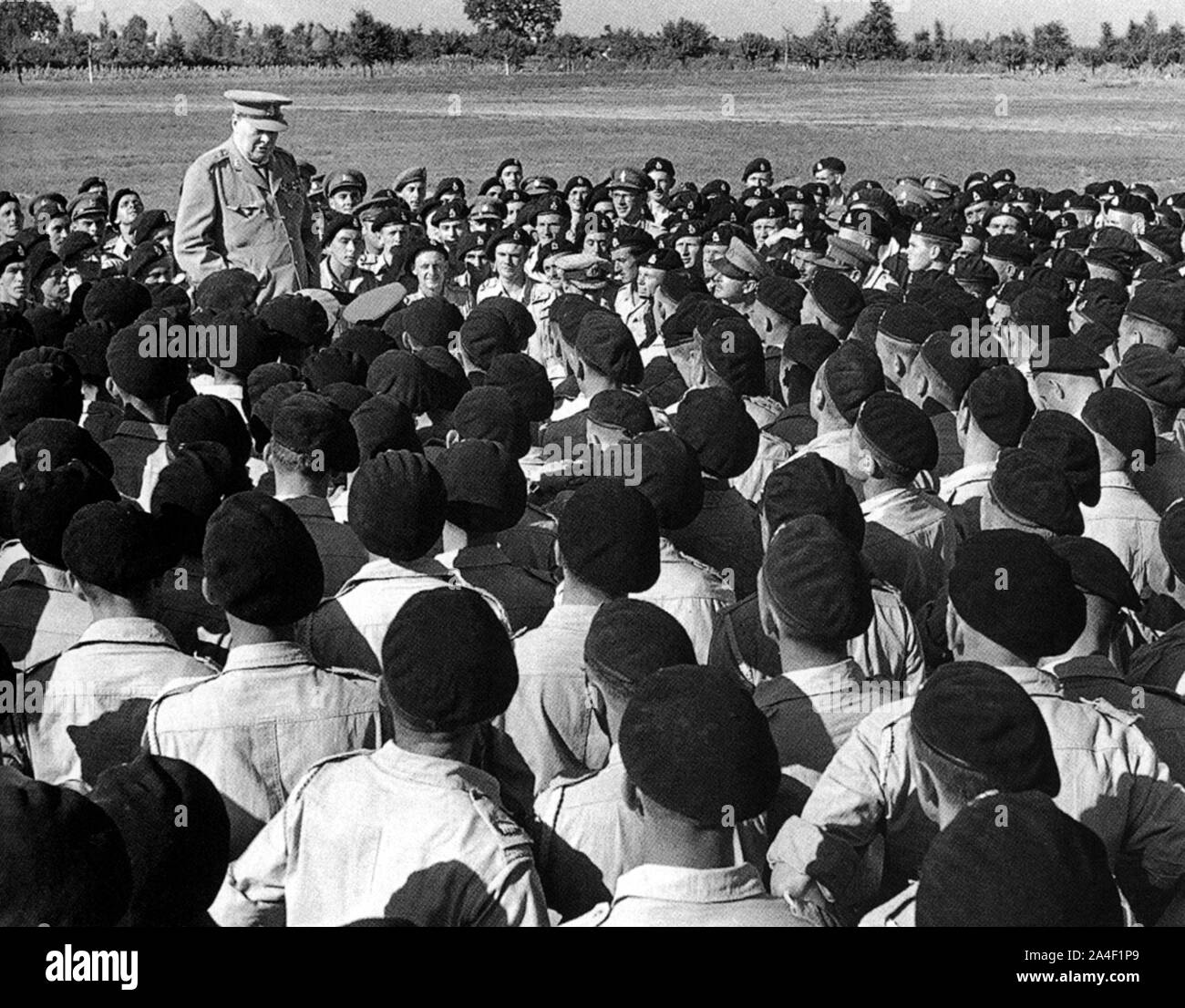 Winston Churchill besucht Soldaten der Königinnen eigenen Hussaren in Italien, August 1944. Stockfoto