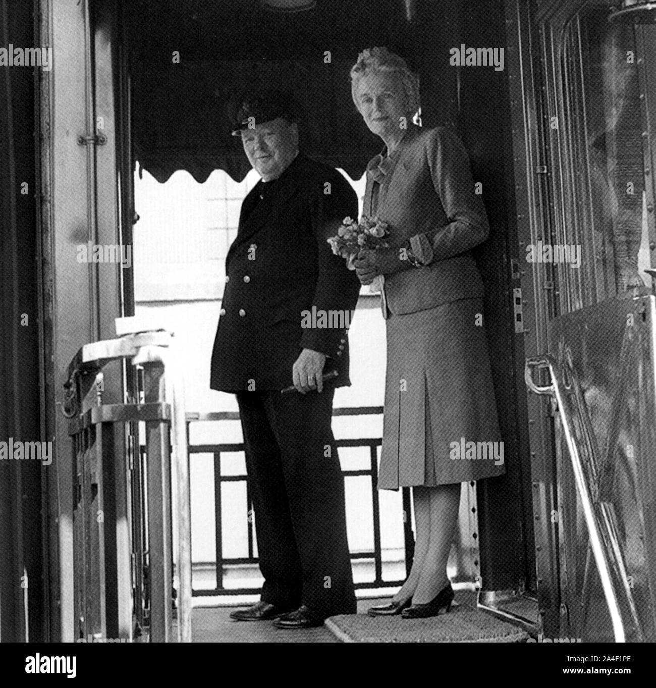 Churchill besucht Quebec für eine Konferenz mit Präsident Roosevelt. Hier steht er mit seiner Frau auf der Rückseite eines Eisenbahnwaggons in Halifax Sept'44 Stockfoto