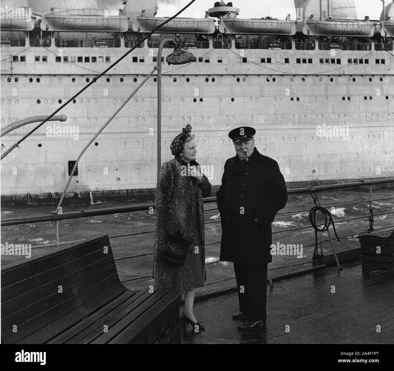 Churchill besuchte Quebec zu einer Konferenz mit Präsident Roosevelt. Hier stehen Churchill und seine Frau bei ihrer Rückkehr auf dem Dock von Greenock.26/9/'44 Stockfoto
