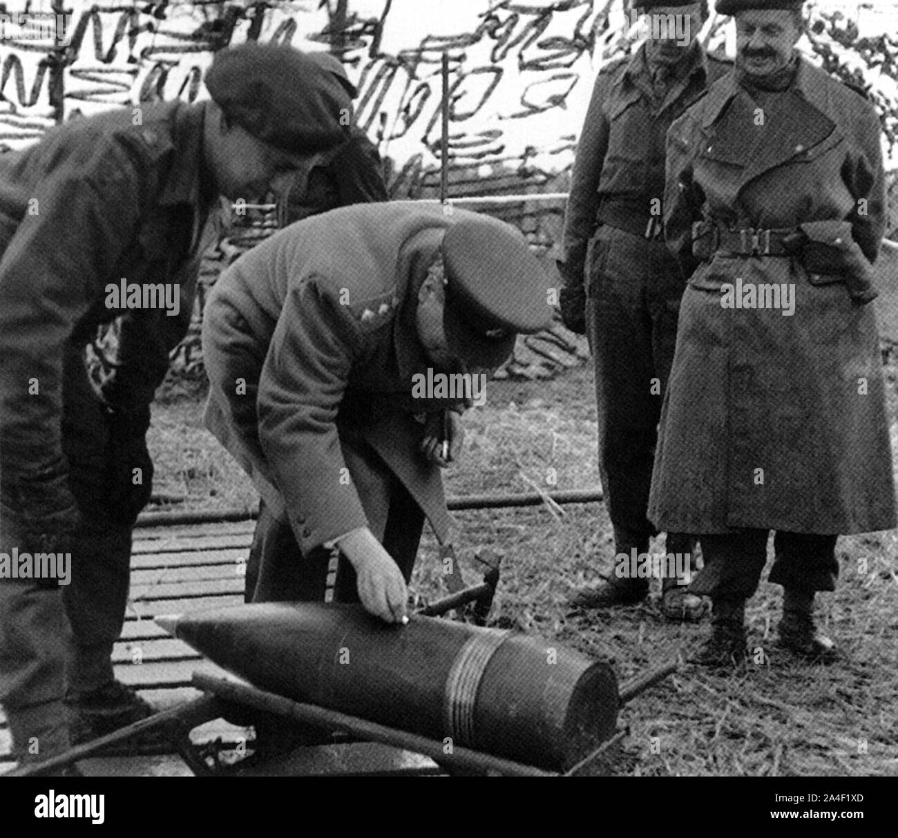 Winston Churchill schreibt die Botschaft "EIN Geschenk für Hitler" auf eine kanadische Artilleriegranate. Deutschland. März 1945 Stockfoto