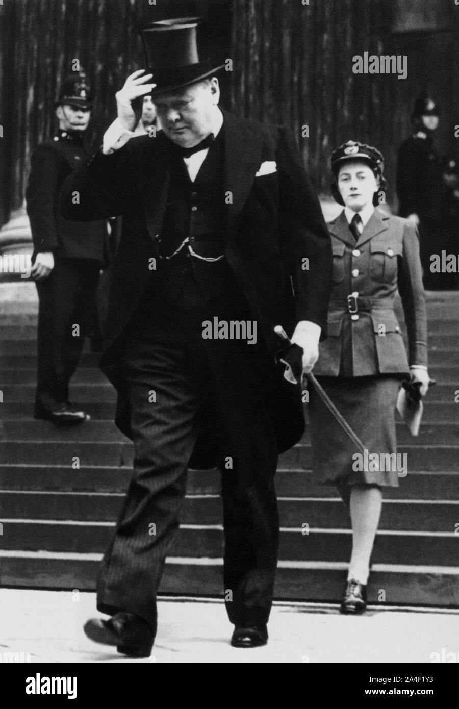 Winston Churchill gefolgt von seiner Tochter Sarah verlassen St. Paul's Kathedrale nach Präsident Roosevelts Gedenkgottesdienst.17. April 1945 Stockfoto