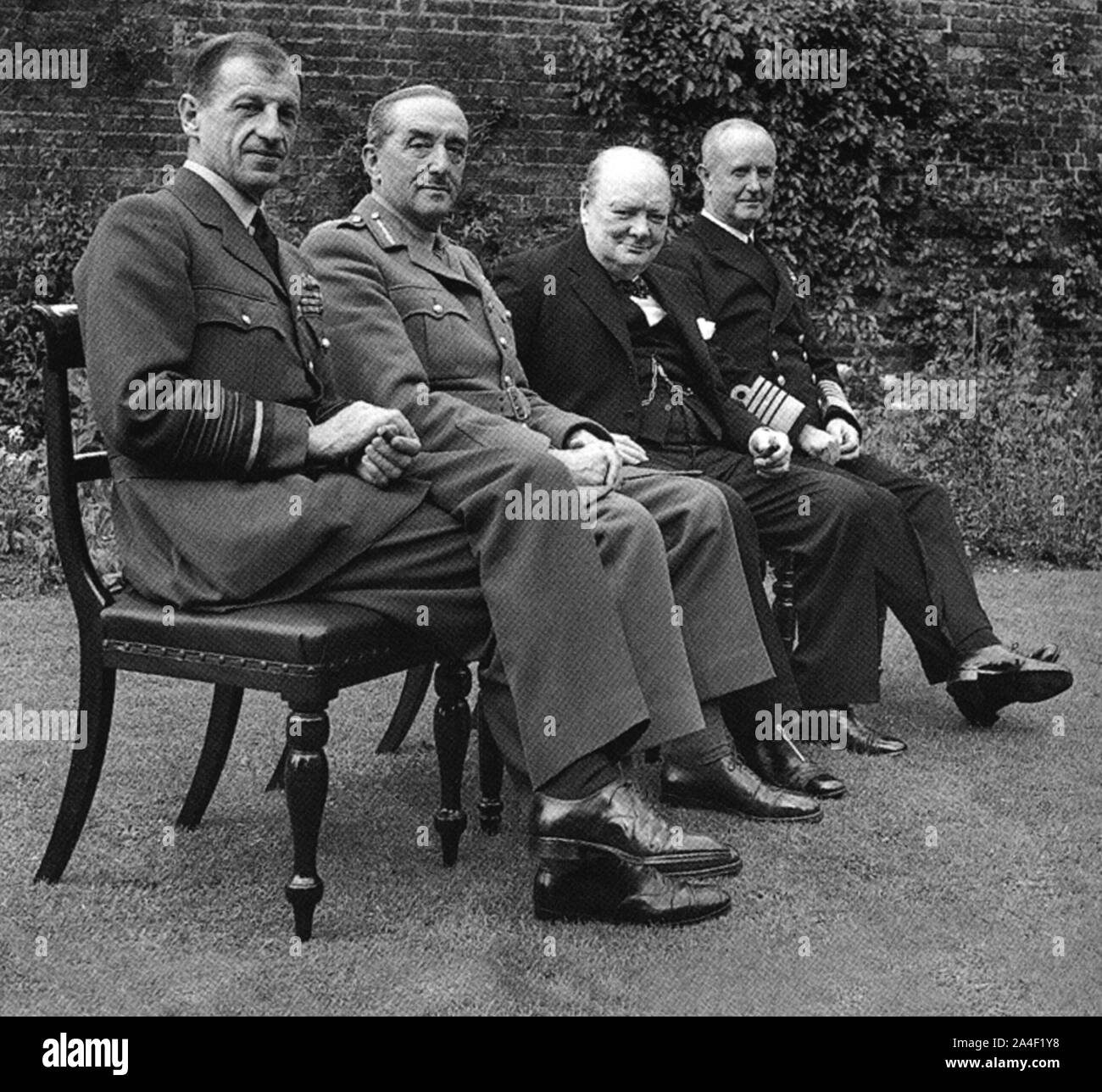 Churchill fotografiert in der Downing Street 10 mit seinen drei Stabschefs. Von links: Sir Charles Portal, Sir Alan Brooke, Andrew Cunningham.7/5/1945 Stockfoto