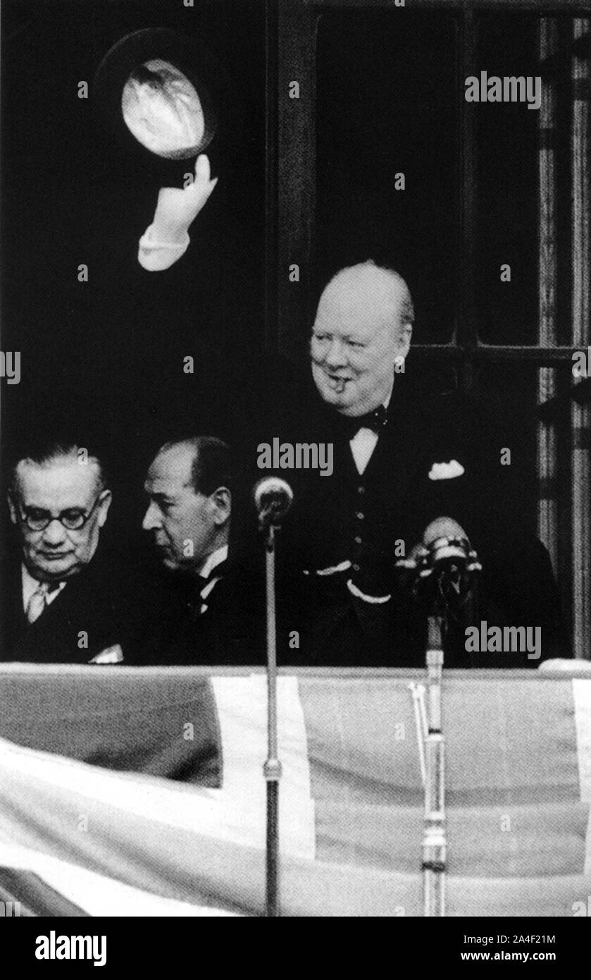 Churchill winkte der Menge vom Gebäude des Gesundheitsministeriums in Whitehall zu. Mit ihm sind Ernest Bevin und Sir John Anderson. VE Tag 8. Mai 1945 Stockfoto