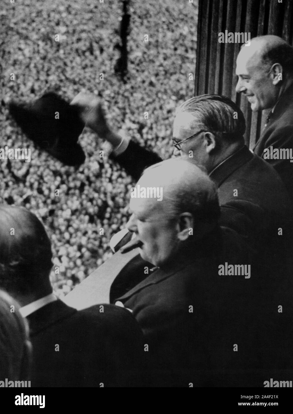 Churchill winkte der Menge vom Gebäude des Gesundheitsministeriums in Whitehall zu. Rechts im Bild: Ernest Bevin und Oliver Lyttleton.VE-Day. Mai 1945 Stockfoto