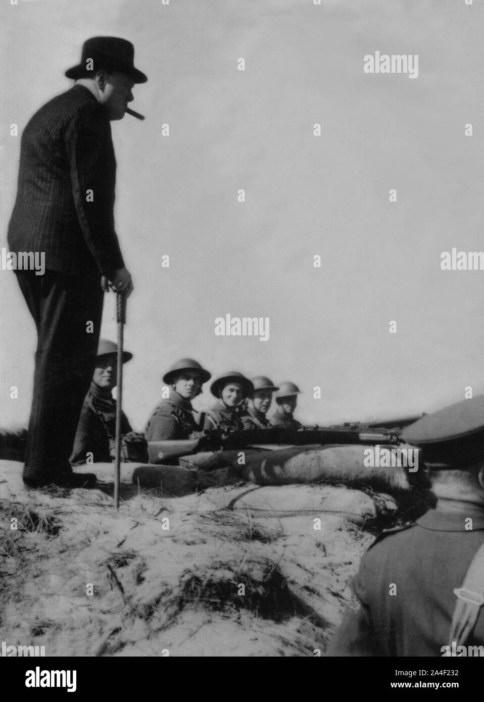 Winston Churchill Inspektion küstenschutz an der Südküste. Juli 1940. Stockfoto