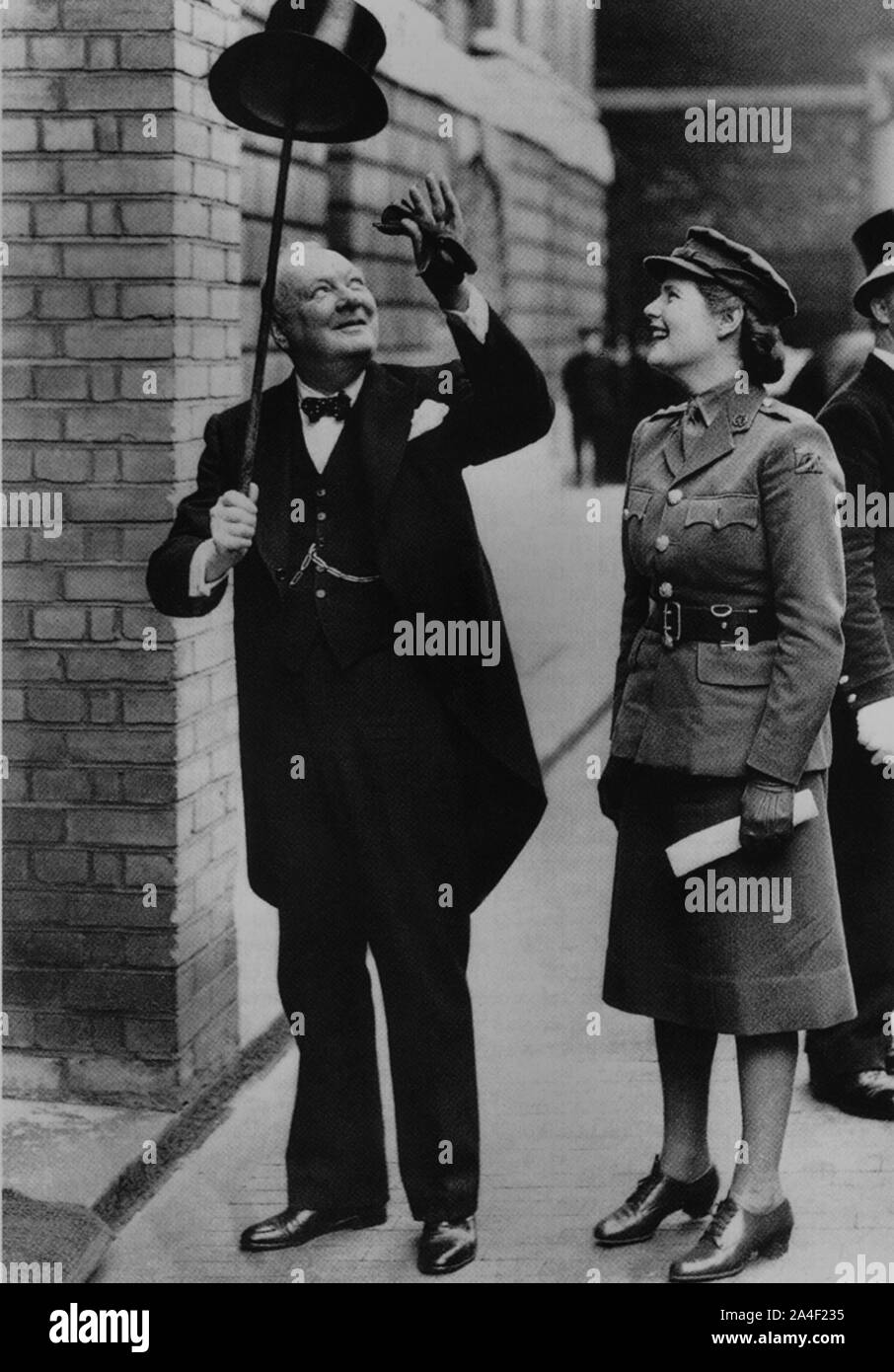 Winston Churchill außerhalb des Mansion House mit seiner Tochter, Mary. Juni 1943. Stockfoto