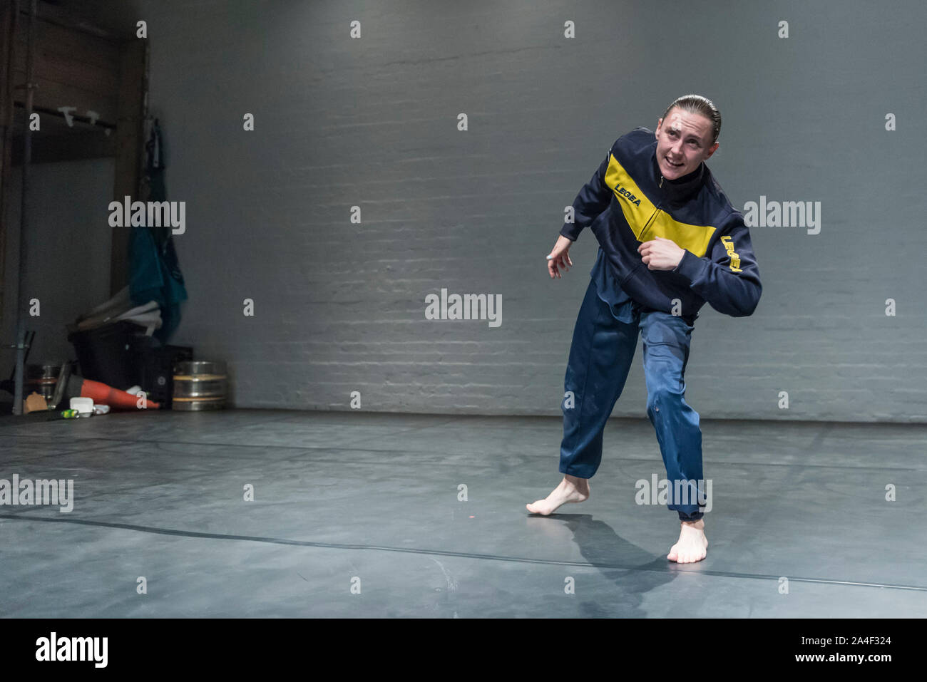 London, Großbritannien. 14. Oktober 2019. Oona Doherty führt auf eine Vorschau von Oona Doherty's "Hoffnung, die Jagd und die Auffahrt in Lazarus' wird auf der Werft in East London, 14. bis 16. Oktober 2019. Die Show ist ein Versuch, das Stereotyp des benachteiligten städtischen männlich zu dekonstruieren und ist Teil der diesjährigen Dance Umbrella Festival. Credit: Stephen Chung/Alamy leben Nachrichten Stockfoto