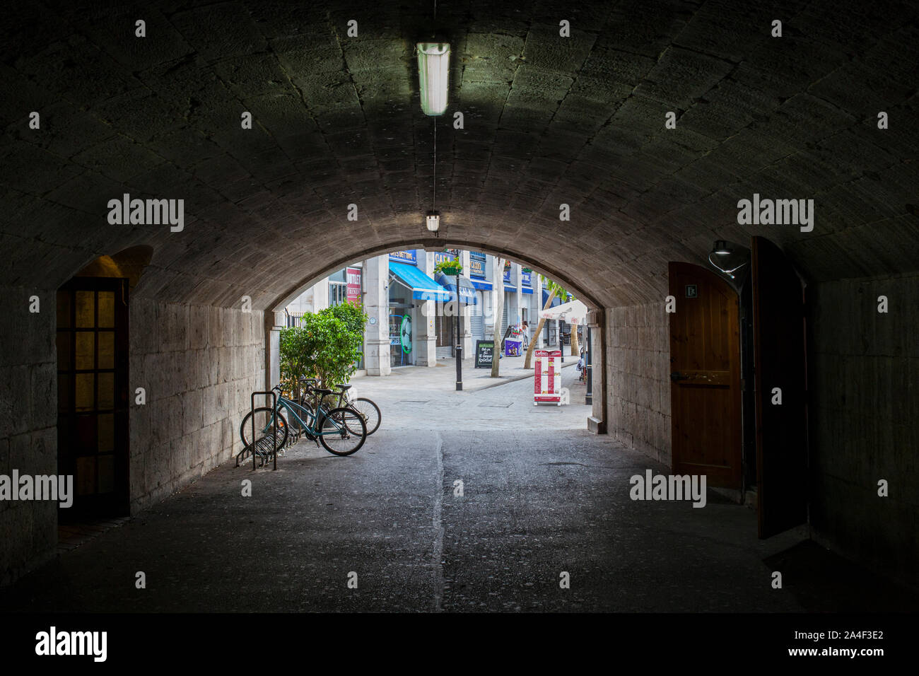 Gibraltar, Großbritannien - 27.Juli 2019: Tor von Landport Tunnel. Grand Casemates Square am Boden, Gibraltar, Großbritannien Stockfoto