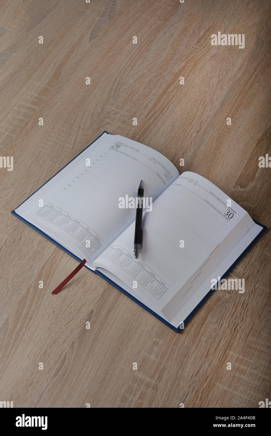Notizbuch mit Stift auf den Schreibtisch aus Holz Stockfoto