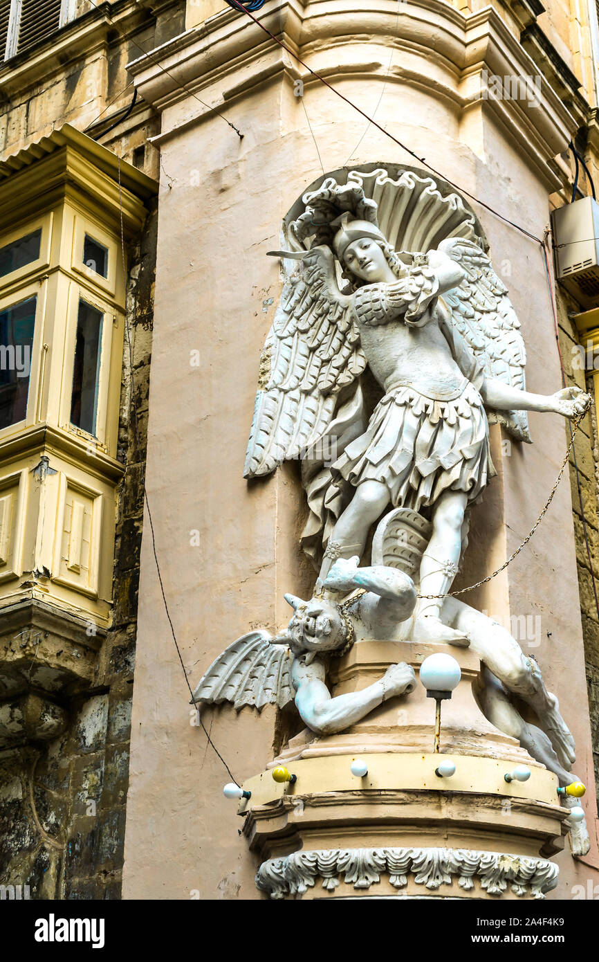 Eine der Hunderten von Straßennischen mit Statuen von Heiligen an den Ecken maltesischer Gebäude - Valletta, Malta. Stockfoto