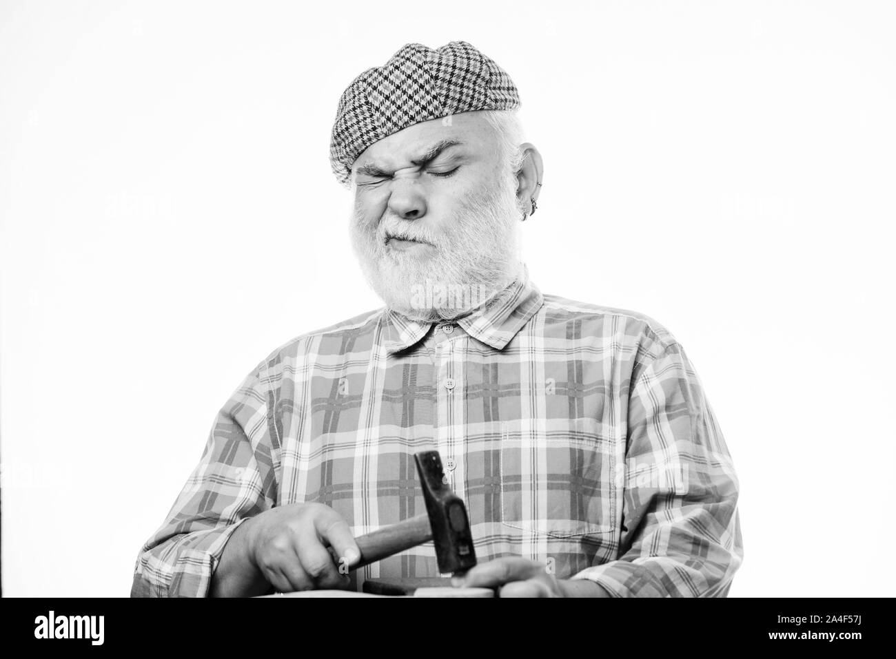 In Anbetracht der nächste Schritt. Schuster Verarbeitung. Schuster bei der Arbeit. Schuster arbeiten mit Leder Textil- und Hammer an Workshop. reife Schuster in der Werkstatt Schuhe machen. retro Mann Reparatur Schuhe. Stockfoto