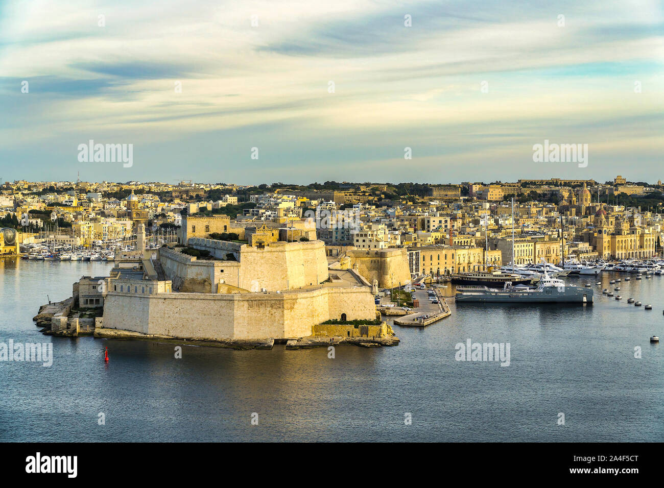 Blick auf den Grand Harbour und das St. Angelo Fort in Birgu aus Vallettas Upper Barrakka Gardens, Valletta, Malta. Stockfoto