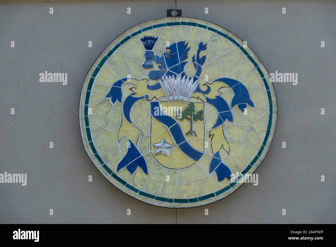 Fliese heraldischen Zeichen auf ein Gebäude in New Braunfels, Texas, evincing ein Hauch von Deutschen Erbe der Stadt Stockfoto