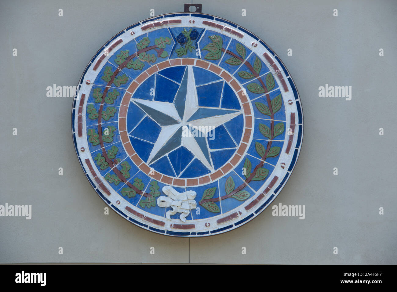 Fliese heraldischen Zeichen auf ein Gebäude in New Braunfels, Texas, evincing Lone Star des Staates mit einem Hauch von Deutschen Erbe der Stadt Stockfoto