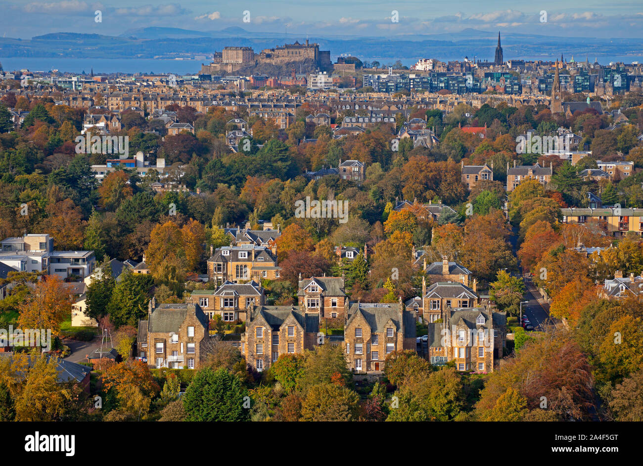 Blackford, Edinburgh, Schottland, Großbritannien. 14. Oktober 2019. Herbst Sonne leuchtet die Farben der Laubbäume in der blackford von Edinburgh mit einem klaren Blick auf die Innenstadt, das Schloss und der Küste von Fife im Hintergrund. Stockfoto