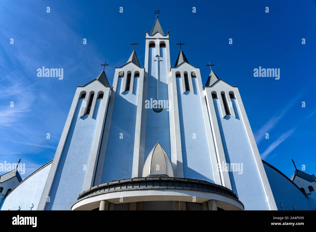 Moderne Szentlélek Heiligen Geist Kirche in Hévíz Ungarn mit blauer Farbe. Stockfoto