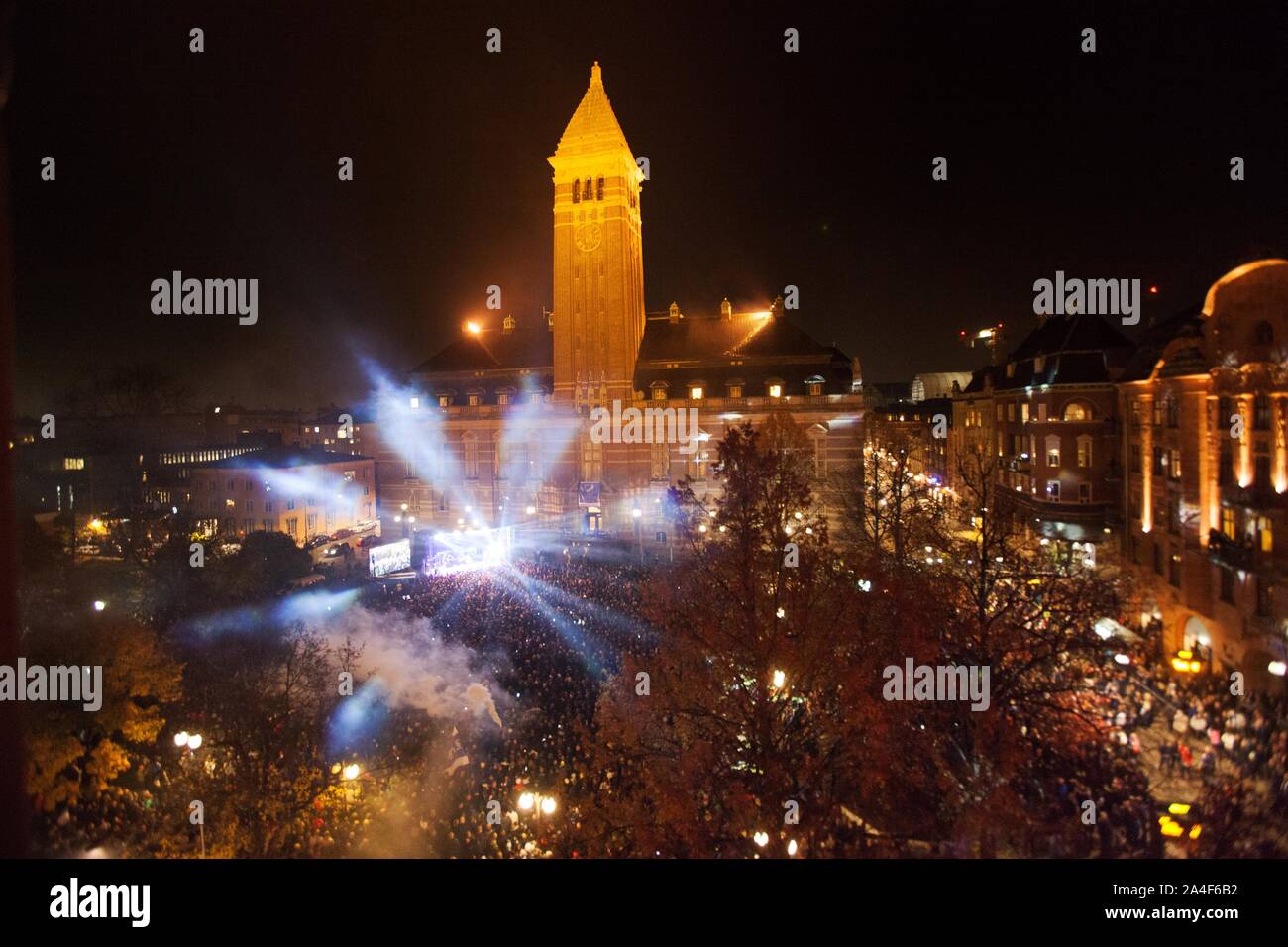 Über 20.000 Fans auf dem deutschen Marktplatz in Norrköping feierte die gold Helden des IFK Norrköping nach der Schwedischen Gold im Fußball. Foto Jeppe Gustafsson Stockfoto