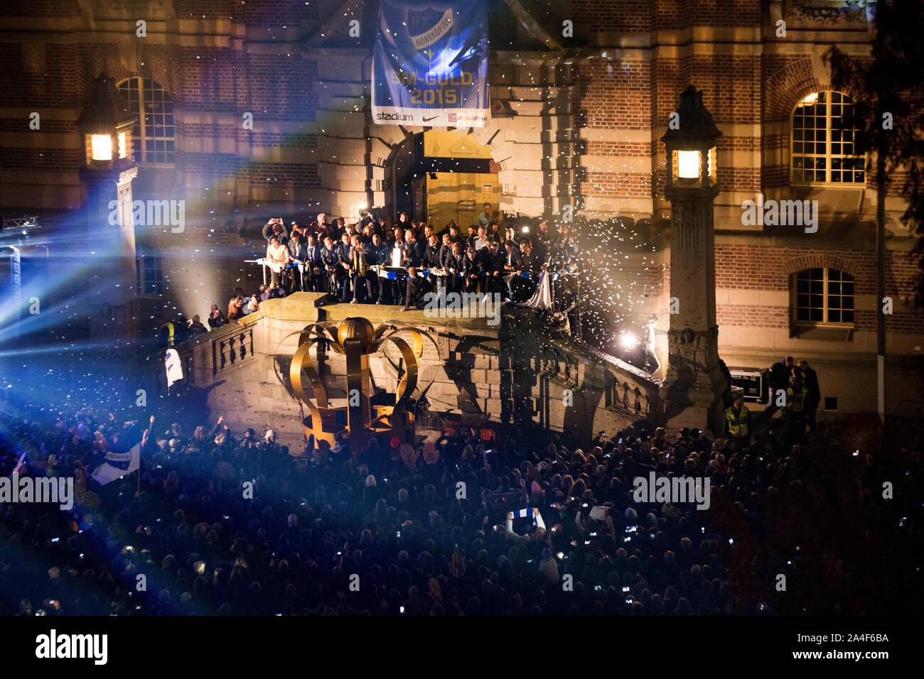 Über 20.000 Fans auf dem deutschen Marktplatz in Norrköping feierte die gold Helden des IFK Norrköping nach der Schwedischen Gold im Fußball. Foto Jeppe Gustafsson Stockfoto