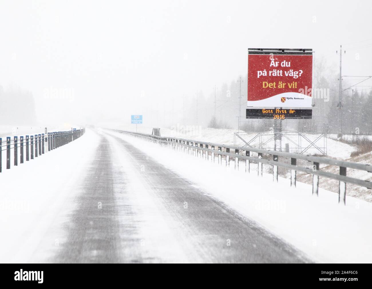 Schneechaos im Winter den Verkehr auf der Autobahn 50, Motala, Schweden. Foto Jeppe Gustafsson Stockfoto