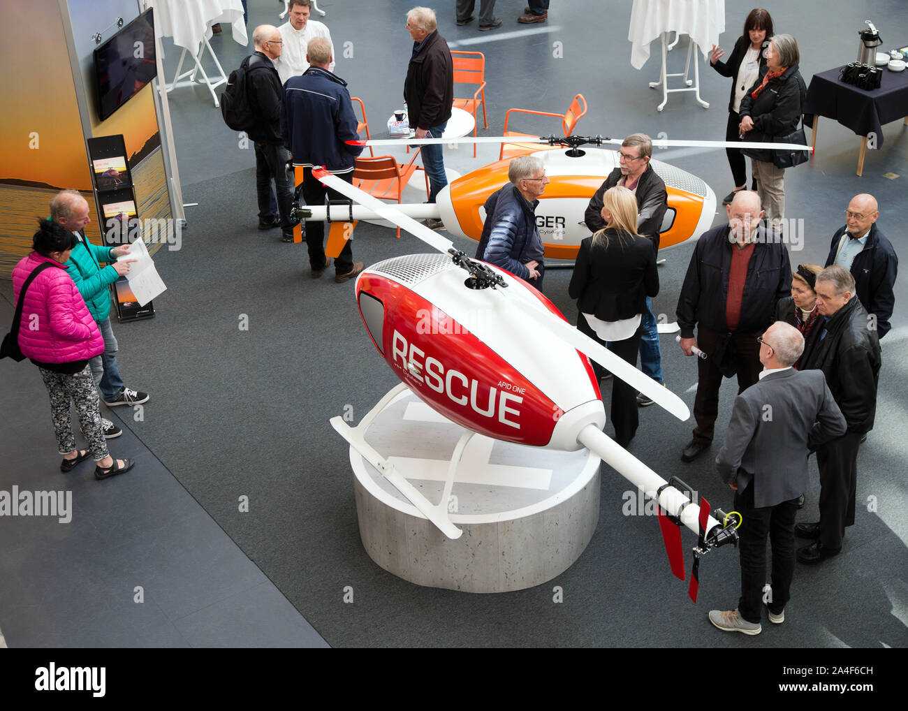 Messe mit Fokus auf unbemannten Fahrzeugen (Drohnen), UAS Forum, in  Konzert- und Kongress Linköping. Hier CybAero seinen ferngesteuerten  Hubschrauber zeigt. Foto Jeppe Gustafsson Stockfotografie - Alamy