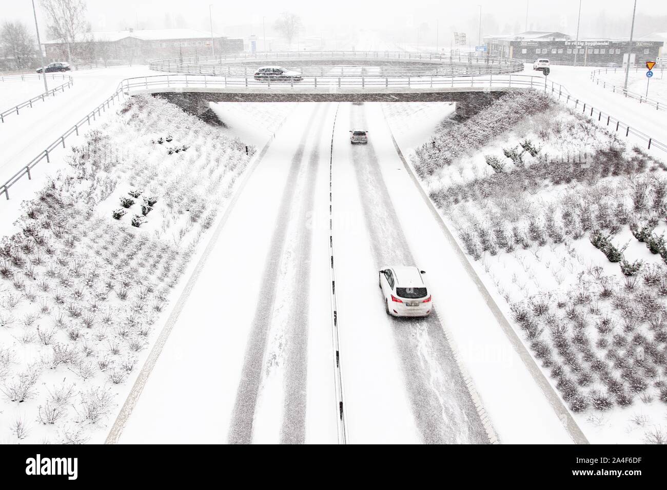 Schneechaos im Winter den Verkehr auf der Autobahn 50, Motala, Schweden. Foto Jeppe Gustafsson Stockfoto